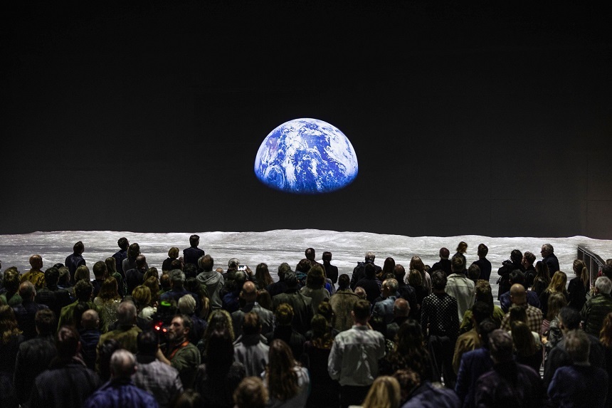 Tom Hanks îi conduce pe londonezi pe Lună, într-o nouă expoziţie captivantă - VIDEO