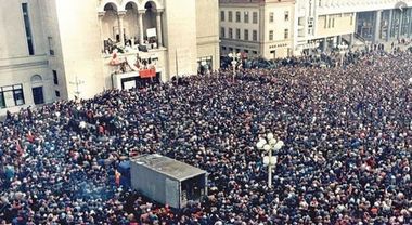Pelerinaje, depuneri de coroane, proiecţii de film, concerte de colinde sau rock pentru comemorarea eroilor Revoluţiei din 1989 de la Timişoara / 17 decembrie, zi de doliu / Programul manifestărilor 
