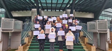 Angajaţii din Ministerul Culturii şi Direcţiile Judeţene pentru Cultură, protest simultan, marţi, în faţa instituţiilor. „Trăim cu 100 de lei pe zi, aşa nu se mai poate!” - FOTO