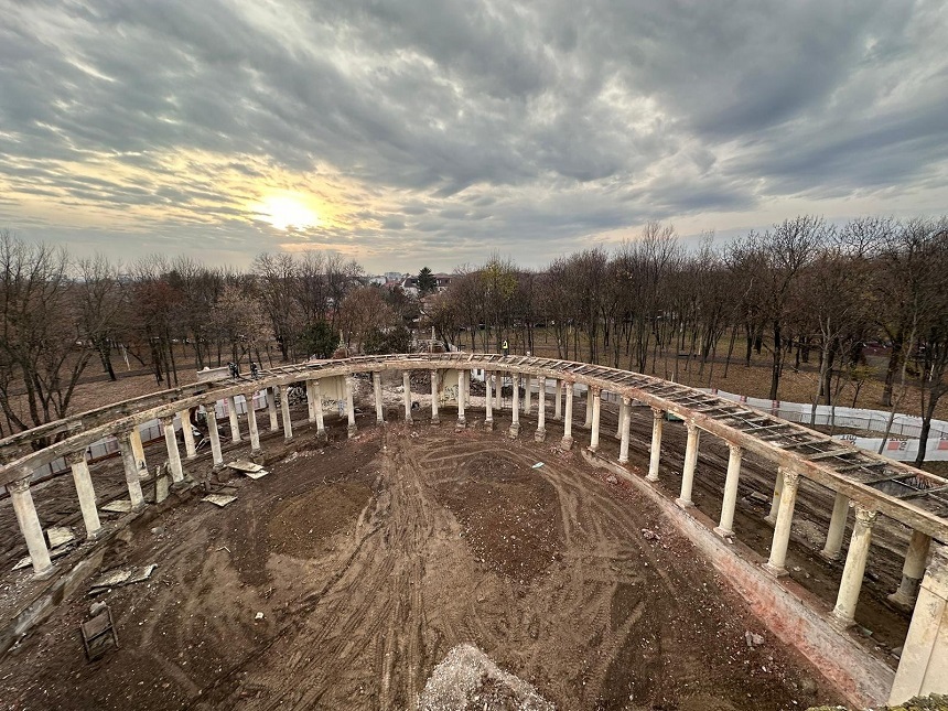 Teatrul de Vară din Parcul Bazilescu are fundaţii şi pereţi noi. Clotilde Armand: „Îmi doresc ca aceste lucrări să fie un model de bune practici pentru salvarea unei clădiri de patrimoniu” - FOTO
