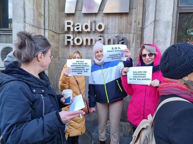 Angajaţii Radio România protestează: "Realizatori, nu salahori!", "Vrem salarii decente!", "Jurnalişti pe burta goală", "Aici Bucureşti, glasul sărăciei!"