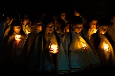 Copiii din corurile Cantus Mundi pornesc la colindat şi cer lumii un armistiţiu de Crăciun 