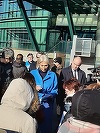 "România educată trece prin biblioteci", "Şi bibliotecile sunt cultură!" au fost mesajele afişate de bibliotecari la protestul din faţa Ministerului Culturii. Ei au cerut salarii mai mari - FOTO