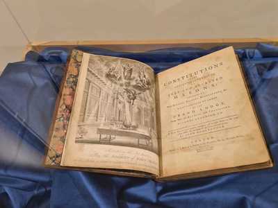 Constituţia lui Anderson, ediţia din 1784, completează colecţia Templului Francmasoneriei din Oradea