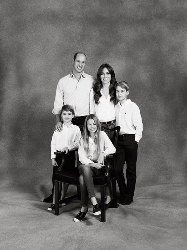 Prinţul George, prinţesa Charlotte şi prinţul Louis apar zâmbitori într-o fotografie alb-negru pentru a ura oficial "Crăciun fericit" 