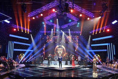 Revelion la TVR - Gala „Omul Anului”, petreceri cu lăutari, momente antologice cu Toma Caragiu, Amza Pellea, Dem Rădulescu, concerte byron, The Mono Jacks, Balul vienez de la Timişoara, stand-up comedy