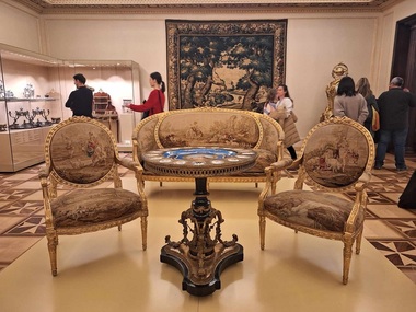 Galeria de Artă Decorativă Europeană, inaugurată la MNAR. Călin Stegerean: "Sunt expuse pentru prima dată la un loc piese care atestă faptul că România a fost întotdeauna parte a unui circuit european"/ FOTO