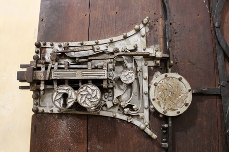 O uşă a bisericii fortificate din Biertan, prezentată la Expoziţia Mondială de la Paris din 1900, deţine recordul pentru „cea mai complicată încuietoare din lume” având 19 zăvoare metalice/ FOTO