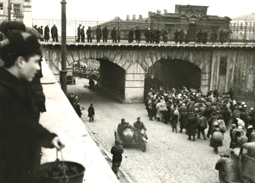 Expoziţii documentare, proiecţii de filme despre deportarea la Auschwitz, cine-concert, de Ziua Internaţională de Comemorare a Victimelor Holocaustului la reprezentanţele ICR
