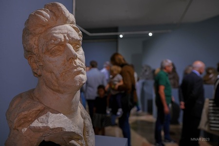 Catalogul expoziţiei „Romulus Ladea - Sculptură” va fi lansat, duminică, la parterul Galeriei Naţionale a MNAR