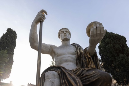 Copia în dimensiuni reale a statuii colosale a împăratului Constantin, expusă la Roma/ VIDEO