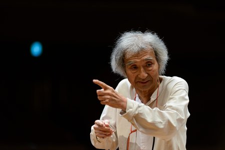 Seiji Ozawa, unul dintre cei mai cunoscuţi dirijori din lume, a murit la 88 de ani. O personalitate de excepţie, fermeca publicul cu modestia sa. În Japonia, şoferii de taxi au devenit buni cunoscători de muzică clasică graţie festivalului său