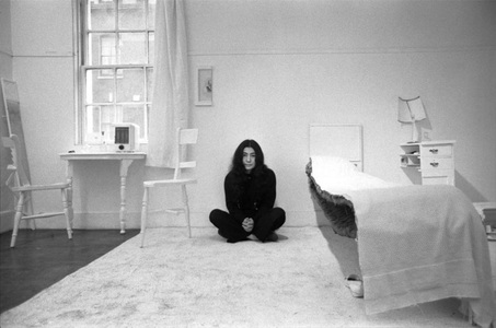 Lucrările lui Yoko Ono, „cea mai faimoasă artistă necunoscută din lume”, în retrospectivă la Londra - VIDEO