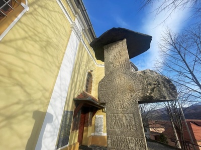 Cea mai veche troiţă de piatră din judeţul Sibiu are aproape 400 de ani şi este inscripţionată în slavonă, română şi maghiară - FOTO
