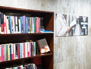 "Biblioteca de la Metrou" - Călătorii care tranzitează staţia Unirii pot citi şi împrumuta cărţi