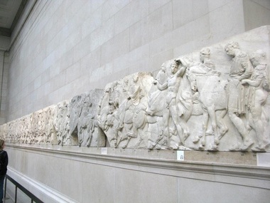 O prezentare de modă în faţa frizelor din Partenon, la British Museum din Londra, a stârnit furia Greciei - VIDEO
