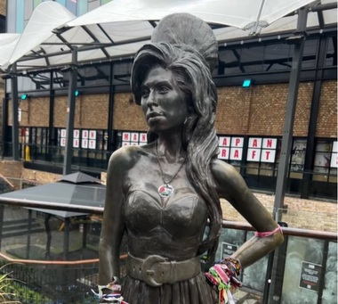 Un autocolant cu un mesaj pro-palestinian a fost lipit pe o statuie a lui Amy Winehouse iar acţiunea a provocat critici