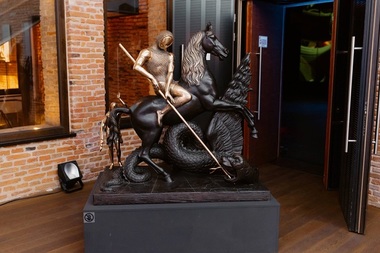 Lucrările lui Dalí, obiecte din aur, sculpturi colorate din pastă de sticlă, grafică, gravuri, litografii, mobilier, pot fi admirate la ARCUB până la 12 mai - FOTO