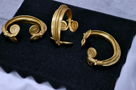 Cele trei brăţări tracice din aur recuperate au fost transferate în custodia Muzeului Naţional de Istorie a României - FOTO