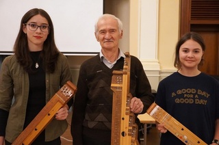 Un bunic a confecţionat ţitere din lemn de brad şi fag pentru nepoatele care cântă în singurul ansamblu dedicat acestui instrument din Sibiu: "Împărăteasa Sissi cânta la aşa ceva" - FOTO