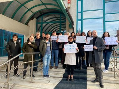 Aproximativ 20 de angajaţi ai postului Radio România Iaşi au protestat în faţa instituţiei. Ei cer majorarea salariilor cu cel puţin 50 la sută - FOTO