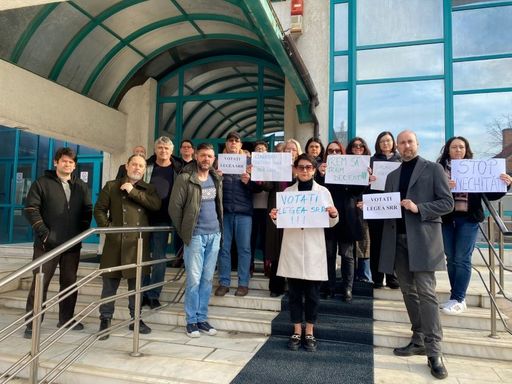 Aproximativ 20 de angajaţi ai postului Radio România Iaşi au protestat în faţa instituţiei. Ei cer majorarea salariilor cu cel puţin 50 la sută - FOTO