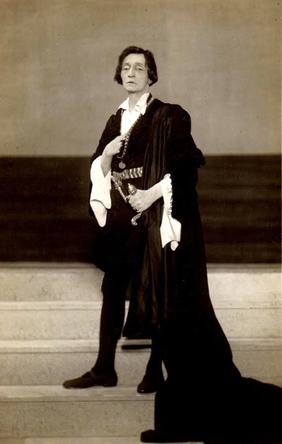 Ziua Mondială a Teatrului - Costumul purtat de Aristide Demetriade în rolul Hamlet la premiera din 1912, cea mai recentă piesă restaurată la Muzeul TNB