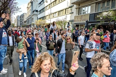 „Străzi Deschise, Bucureşti - Promenadă urbană” revine pe Calea Victoriei şi se extinde în Sectorul 1 cu activităţi artistice, sportive şi zone de joacă