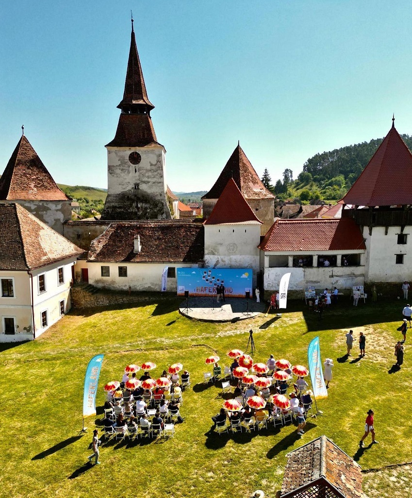 Săptămâna Haferland, între 8 şi 11 august - Bal săsesc la Criţ, expoziţie de dangale la Viscri, vizită la Cetatea fortificată Saschiz restaurată, concert al superstarului rock Peter Maffay la Sibiu