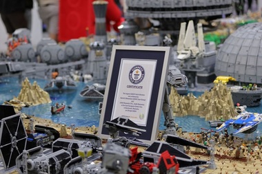Toate formele de relief de pe planeta Lothal au fost recreate din peste un milion de piese Lego de un grup de români, în cea mai mare dioramă din lume. Recordul a fost omologat de Guinness World Records, la East European Comic Con, de la Bucureşti - FOTO