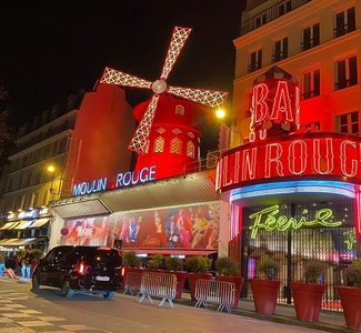 Aripile cabaretului Moulin Rouge s-au prăbuşit în noaptea de miercuri spre joi - VIDEO