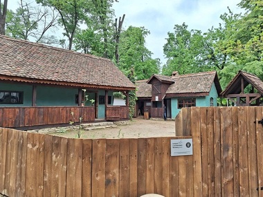 Casa de rom "Lazăr Naftănăilă", cu prispă, tindă şi atelier de cizmărie, a fost inaugurată la Muzeul Satului. O şură - spaţiu expoziţional îl are ca ghid virtual pe Lazăr. Paula Popoiu: "Am reînviat o pagină din istoria romilor" - FOTO