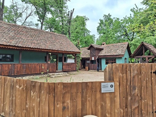 Casa de rom "Lazăr Naftănăilă", cu prispă, tindă şi atelier de cizmărie, a fost inaugurată la Muzeul Satului. O şură - spaţiu expoziţional îl are ca ghid virtual pe Lazăr. Paula Popoiu: "Am reînviat o pagină din istoria romilor" - FOTO