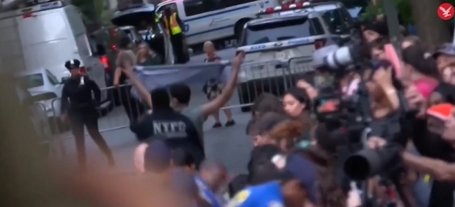 Protest pro-palestinian - Mai multe persoane au fost arestate la o demonstraţie lângă gala Met de la New York - VIDEO