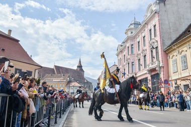 Braşovul găzduieşte, săptămâna aceasta, zeci de evenimente culturale organizate în mai multe zone din oraş / Mii de localnici şi turişti sunt aşteptaţi să participe la concerte, spectacole şi parada Junilor