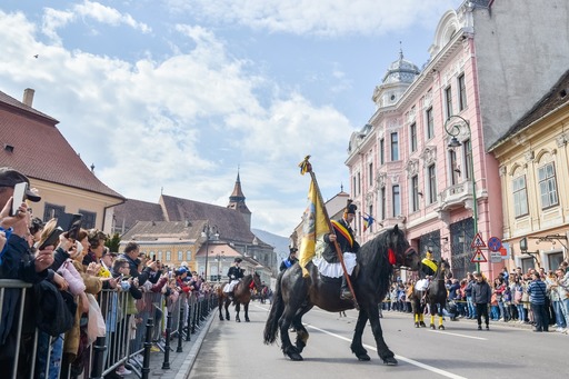 Braşovul găzduieşte, săptămâna aceasta, zeci de evenimente culturale organizate în mai multe zone din oraş / Mii de localnici şi turişti sunt aşteptaţi să participe la concerte, spectacole şi parada Junilor