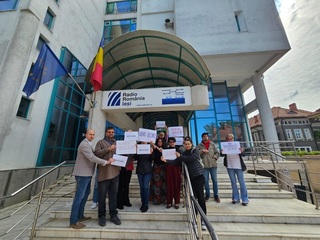 Angajaţi ai Radio România Iaşi au reluat protestele spontane. Ei solicită majorări salariale şi un nou Contract Colectiv de Muncă