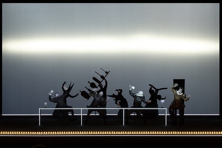 "Furtuna", în regia lui Robert Wilson, producţie a Teatrului Naţional "Ivan Vazov", deschide Festivalul Internaţional "Shakespeare" de la Craiova.  Concert The Tiger Lilies. Un sat britanic de la 1600 a fost reconstruit de la zero pe Hipodrom