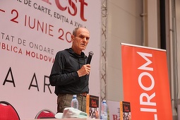 Bookfest - Cristian Tudor Popescu a lansat "Râsul dracului. Interceptări, informaţii desecretizate, autodenunţuri": "Citiţi-o dintr-un foc, nu o lăsaţi!" - VIDEO