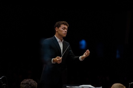 Concursul "Enescu" - Două dirijoare şi patru dirijori vor fi la pupitrul Orchestrei Române de Tineret, la prima ediţie a Masterclass-ului de interpretare dirijorală condus de maestrul Cristian Măcelaru 