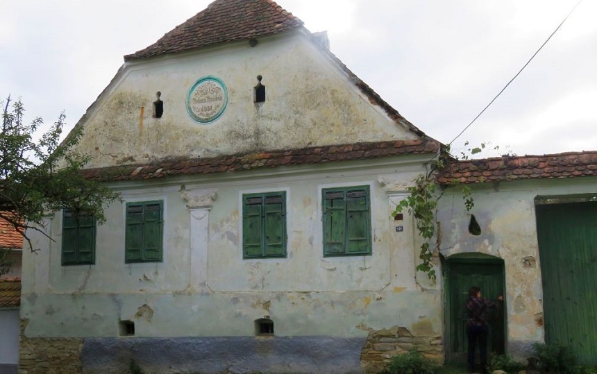 Casa de la nr. 140 din satul Viscri, în care locuitorii sunt vecini cu regele Angliei, va fi restaurată cu fonduri de 9 milioane de lei