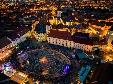 Începe FITS 2024 - Prima zi include două premiere mondiale de la Tim Robbins şi Pippo Delbono, deschiderea instalaţiei video "Not Once" cu Mihail Barîşnikov şi Jan Fabre, concert Holograf în Piaţa Mare