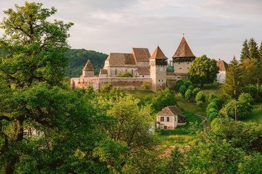 Artiştii Sorin şi Adrian Ilfoveanu, tată şi fiu, expun în biserica fortificată din Alma Vii