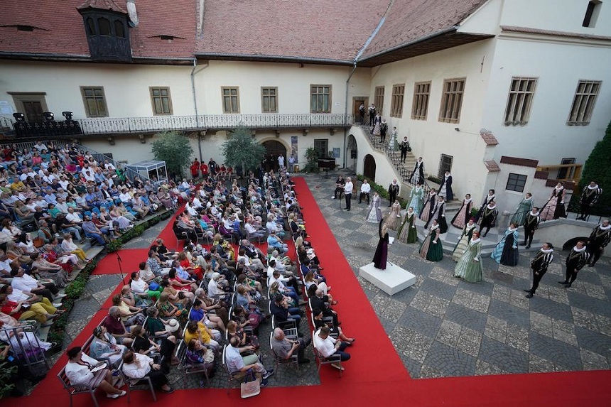 Mai mult de 10.000 de persoane, prezente la evenimentele Corului „Madrigal” la Sibiu. Constantin Chiriac: „Istoria Festivalului se va scrie în funcţie de ediţia în care Corul Madrigal a venit şi a cântat altfel în inima FITS”