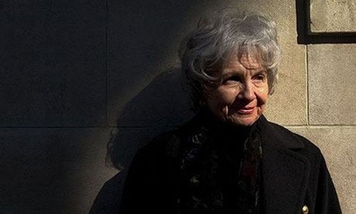 Fiica laureatei Nobel Alice Munro susţine că a fost abuzată sexual de soţul scriitoarei