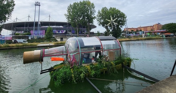 Artistul francez Abraham Poincheval va locui timp de zece zile în interiorul unei sticle uriaşe pe Canalul Saint-Denis, în faţa Stade de France - VIDEO