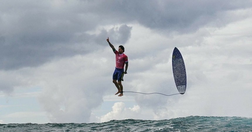 JO Paris 2024 - Fotografia uluitoare a surferului Gabriel Medina surprins de Jérôme Brouillet de la AFP: "Am apăsat pe butonul potrivit" - VIDEO