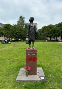 O statuie din Amsterdam care o înfăţişează pe Anne Frank, vandalizată cu vopsea roşie