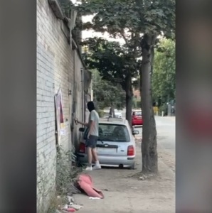 Noua pictură murală a lui Banksy care înfăţişează un rinocer a fost deteriorată de un bărbat cu cagulă neagră - VIDEO