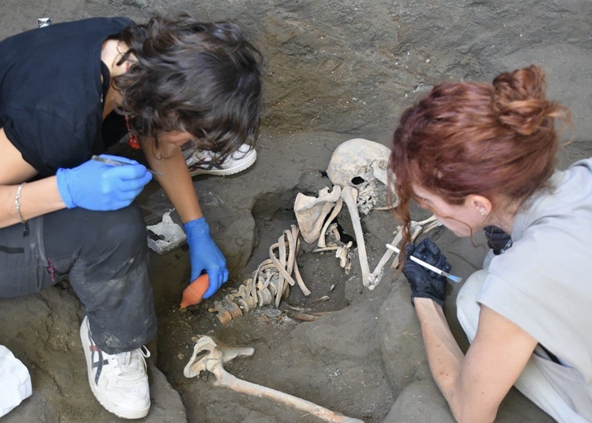 Pompei - Arheologii au descoperit scheletele a două noi victime ale erupţiei Vezuviului